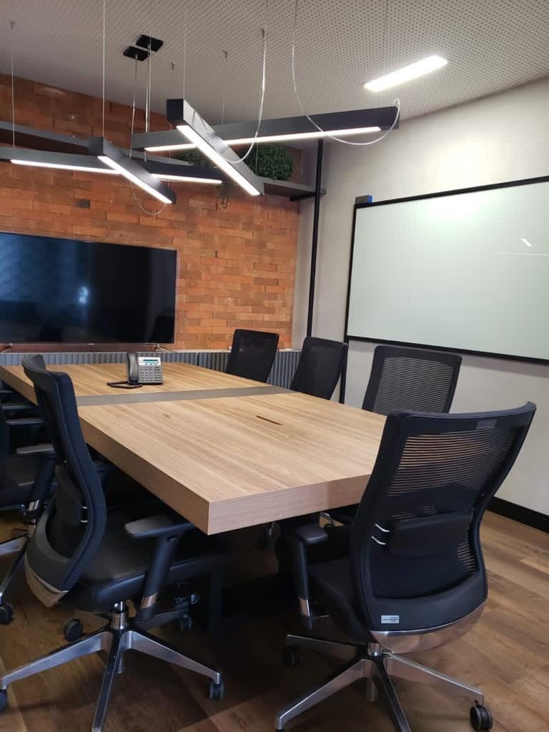 Ambiente corporativo com mobiliário sob medida da D'COR
