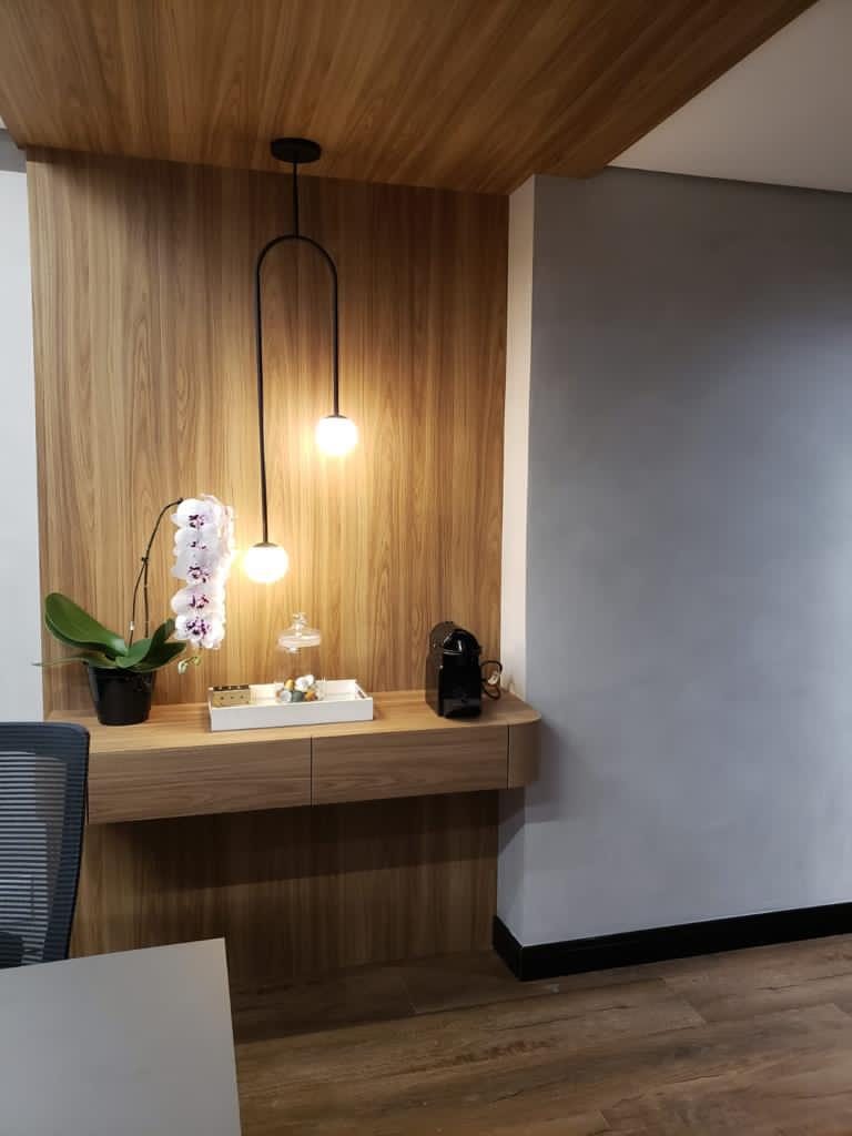 Ambiente corporativo com mobiliário sob medida da D'COR