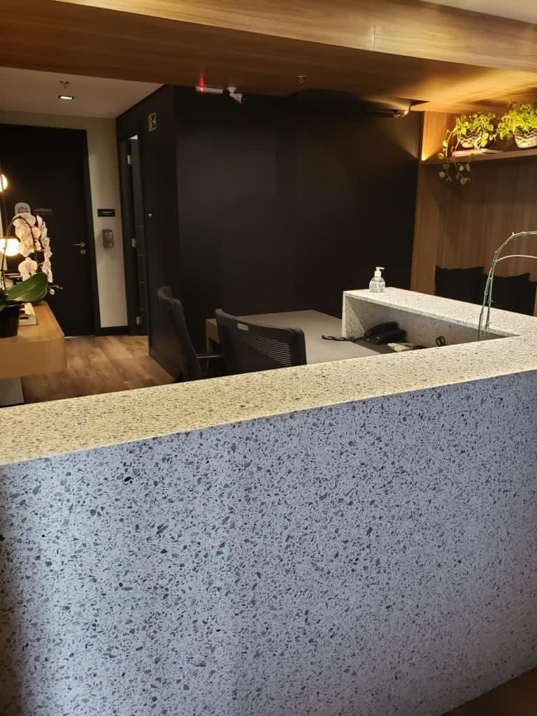 Ambiente corporativo com mobiliário sob medida da D'COR