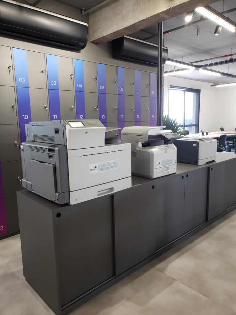 Ambiente corporativo com mobiliário sob medida da D'COR