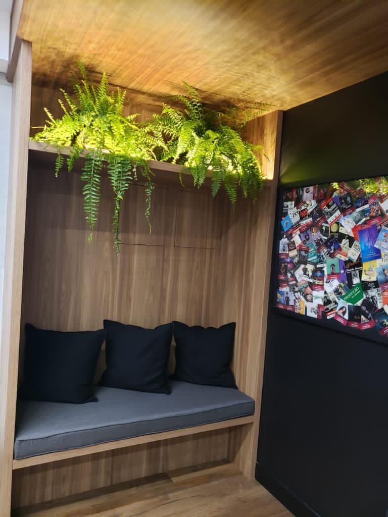Ambiente corporativo com mobiliário sob medida da D'COR