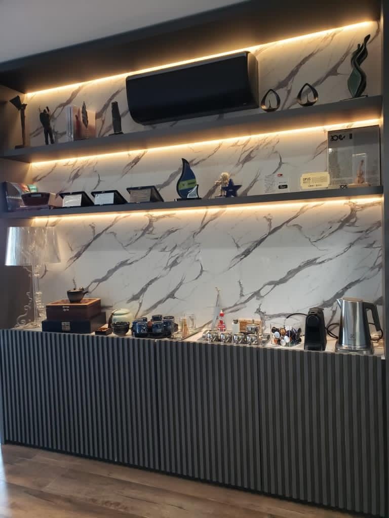 Ambiente corporativo com mobiliário sob medida da D'COR