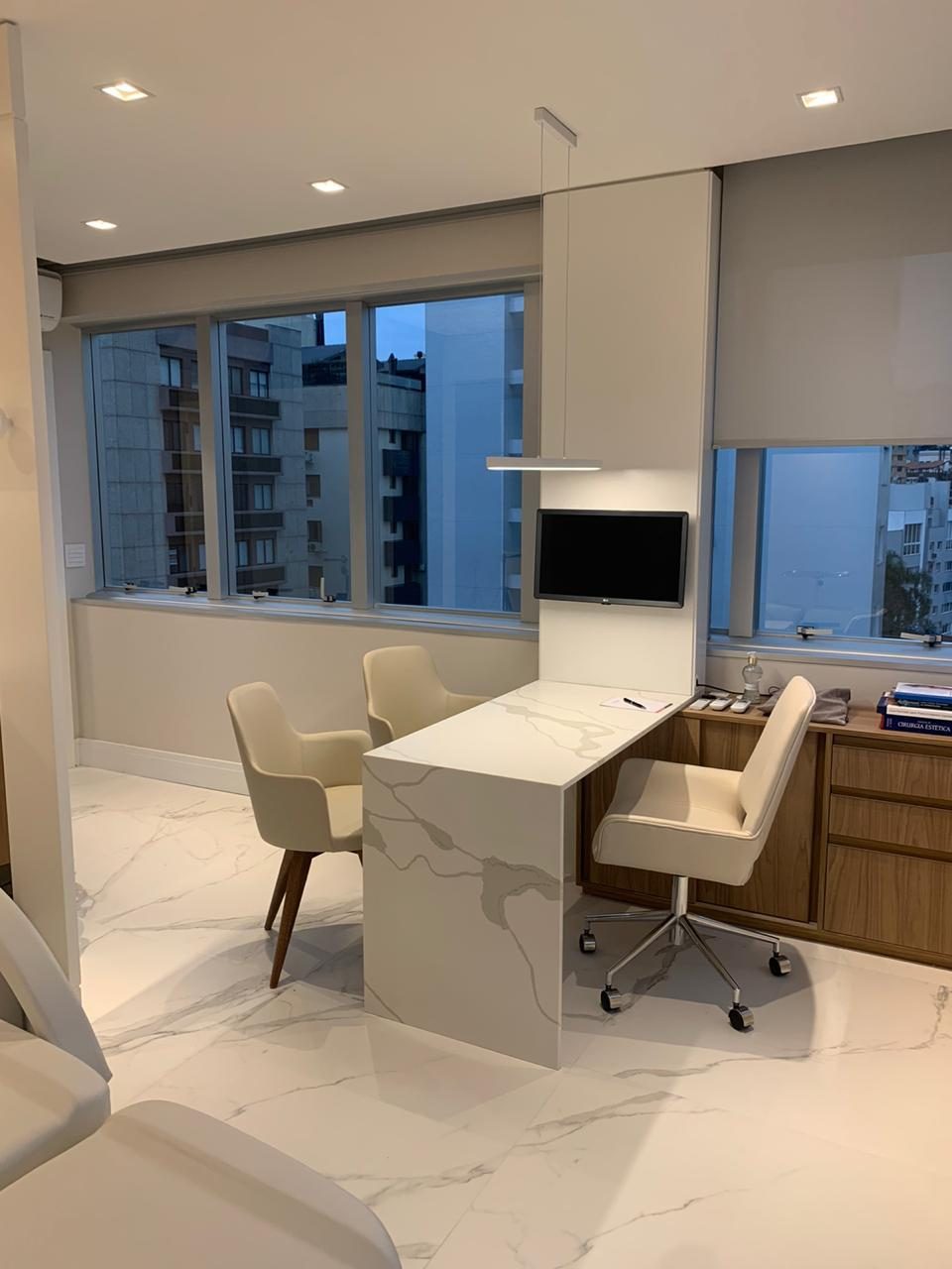 Ambiente corporativo com mobiliário sob medida da D'COR