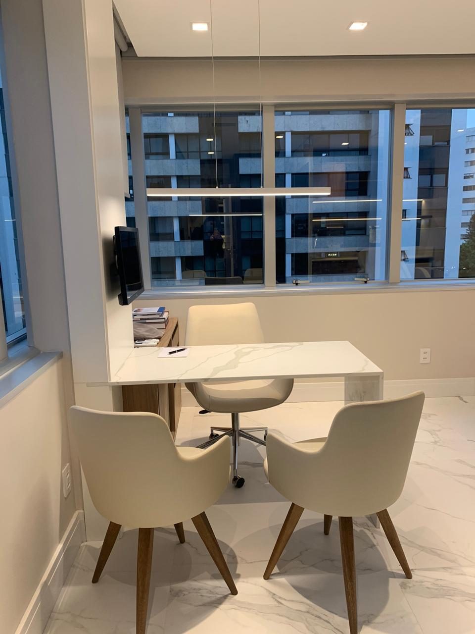 Ambiente corporativo com mobiliário sob medida da D'COR