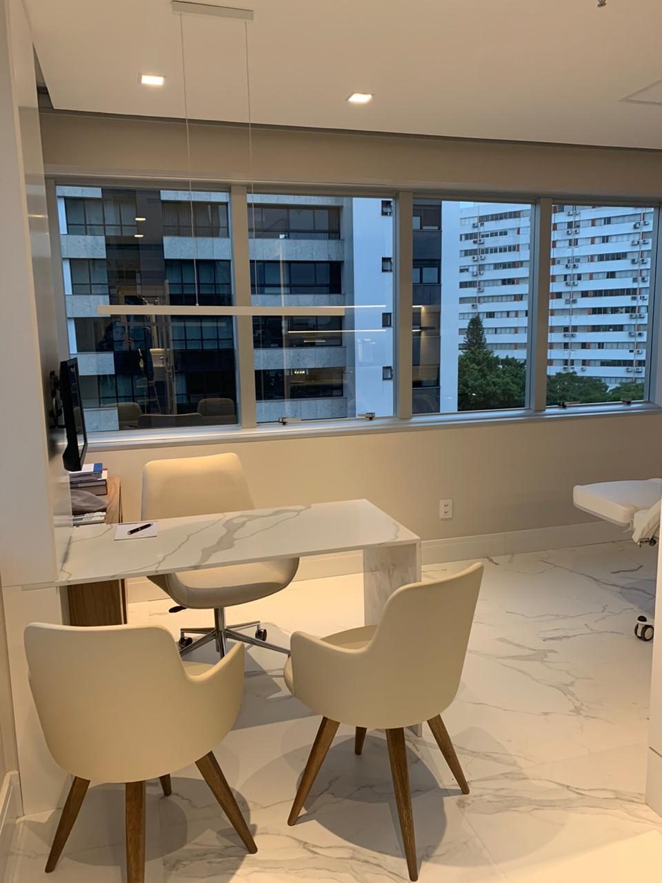 Ambiente corporativo com mobiliário sob medida da D'COR