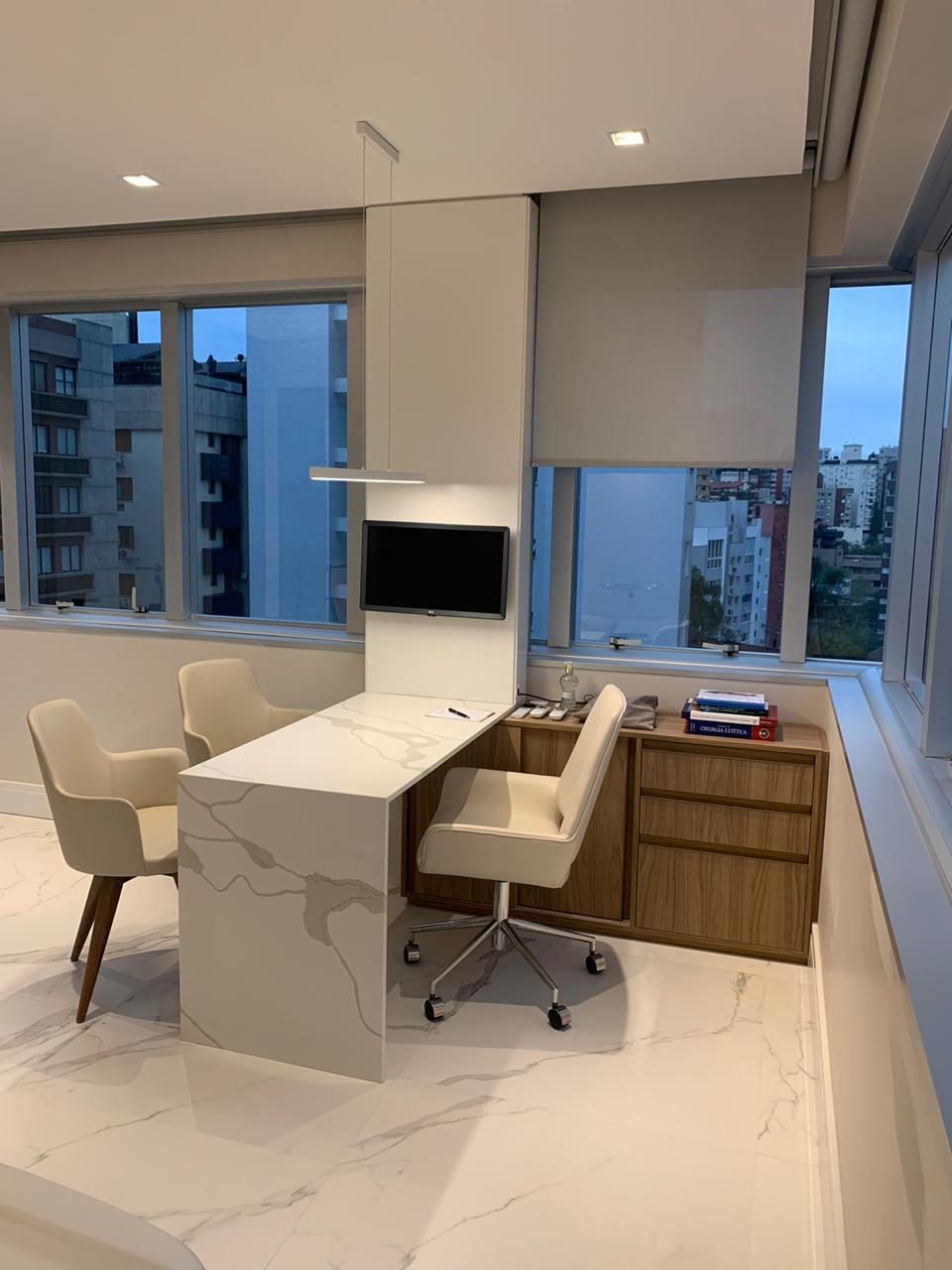 Ambiente corporativo com mobiliário sob medida da D'COR